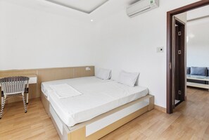 Escritorio, espacio para trabajar con laptop y wifi gratis 