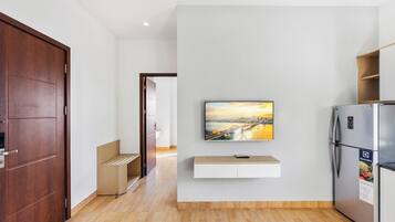 Căn hộ, 1 phòng ngủ | Minibar, bàn, khu vực làm việc phù hợp cho laptop