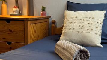 Tabla de planchar con plancha, wifi, ropa de cama