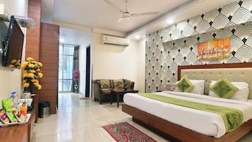 Deluxe Double or Twin Room | Desk, free WiFi