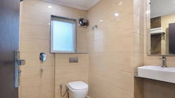Deluxe Room | Bathroom | Shower, towels
