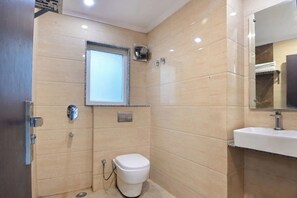 Deluxe Room | Bathroom | Shower, towels - Hotel Excelente-New Delhi Railway & CP (New Delhi)