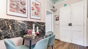 Una habitación con pared de mármol, un tablero de ajedrez y una puerta con el símbolo del número.