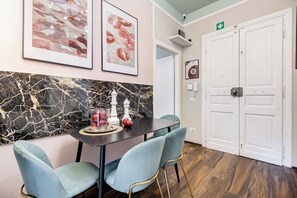 Ein Zimmer mit Marmorwand, Schachbrett und einer Tür mit einer Nummernzeichen-Beschriftung.