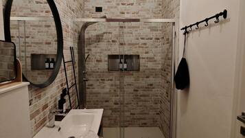 Doccia, asciugacapelli, bidet, asciugamani