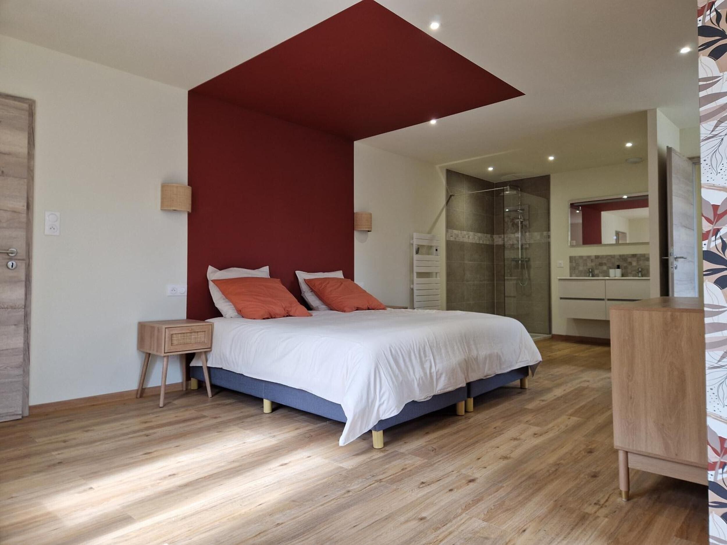 Tabla de planchar con plancha, wifi, ropa de cama