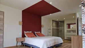 A modern bedroom with a bed, bedside tables, a shower area, and a bathroom with a mirror. - The Forests Cottage for 10 Guests, Near Center Parcs Trois Forêts (Cirey-sur-Vezouze)