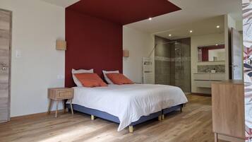 Tabla de planchar con plancha, wifi, ropa de cama
