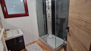Dusche, Haartrockner, Handtücher