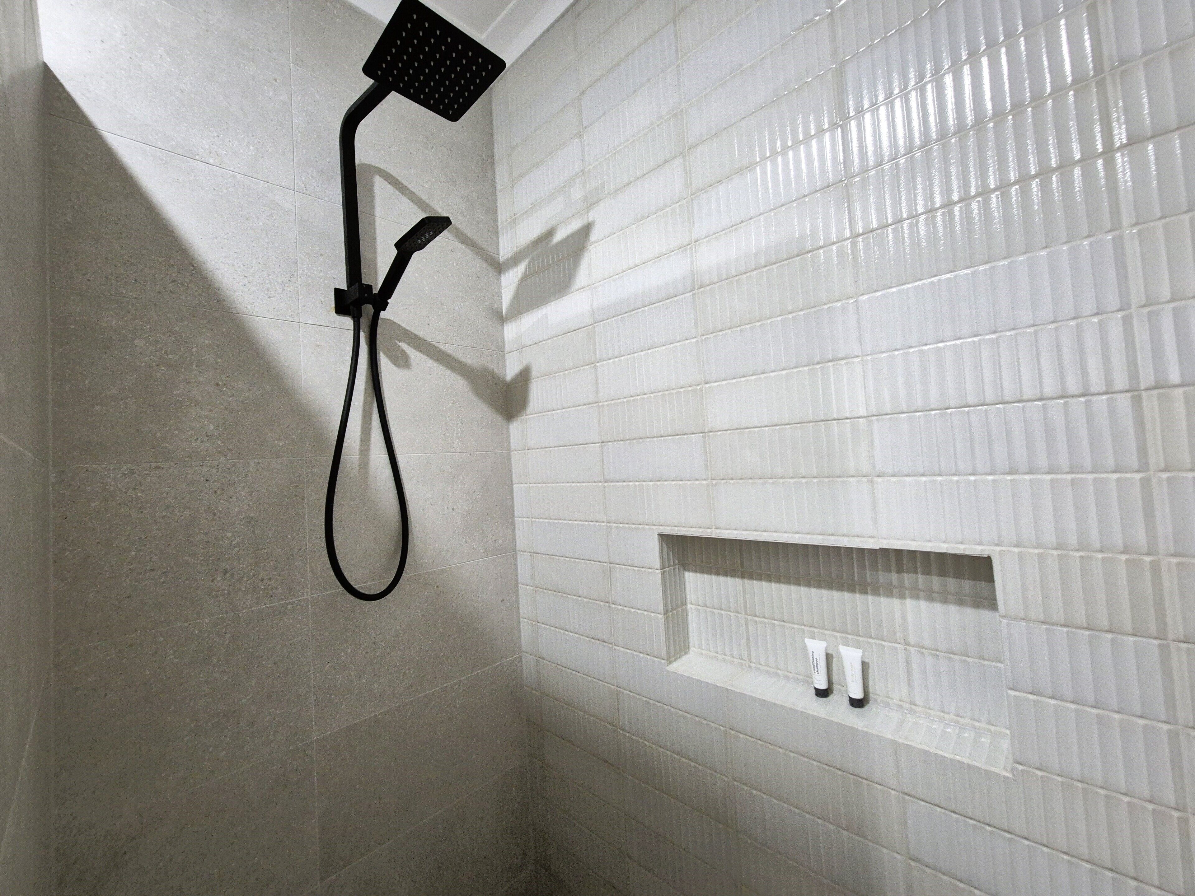 Douche, serviettes fournies, savon, papier de toilette