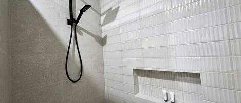 Douche, serviettes fournies, savon, papier de toilette