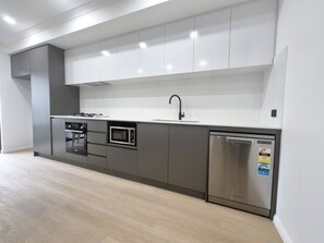 Private kitchen - Coastal Prestige | 3 BR 2BA Near Beach & City (Innaloo)