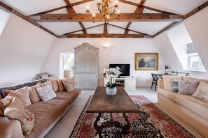 Living area - Stunning views across Bushy Park (Molesey)