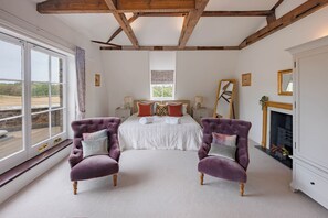 Iron/ironing board, internet, bed sheets - Stunning views across Bushy Park (Molesey)