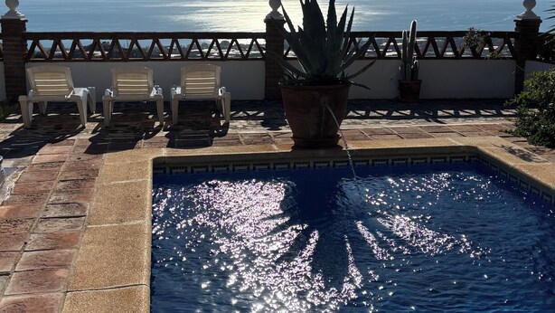 A swimming pool with a view of the ocean, surrounded by lounge chairs and potted plants. - Oasis of well-being, breathtaking sea view, pool, 4 bedrooms (Carraspite)
