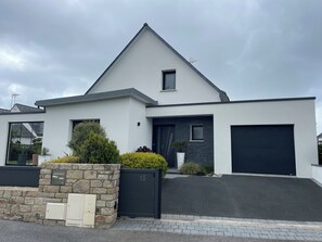 A modern two-story house with a garage, stone wall, and a number 15 gate. - House 2 to 6 pers, luminous, cosy, Beach at 600m, Classified tourism   (Bénodet)