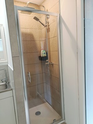 House, 5 Bedrooms, Private Bathroom, Garden View | Bathroom - Les deux sources (Saint-Laurent-en-Royans)