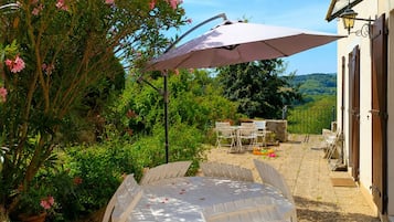 Ferienhaus, 5 Schlafzimmer, eigenes Bad, Gartenblick | Terrasse/Patio