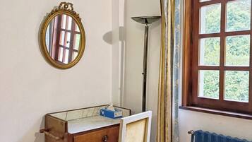 House, 5 Bedrooms, Private Bathroom, Garden View | Interior