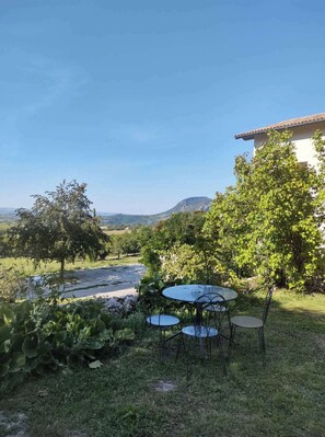 Outdoor dining - Les deux sources (Saint-Laurent-en-Royans)