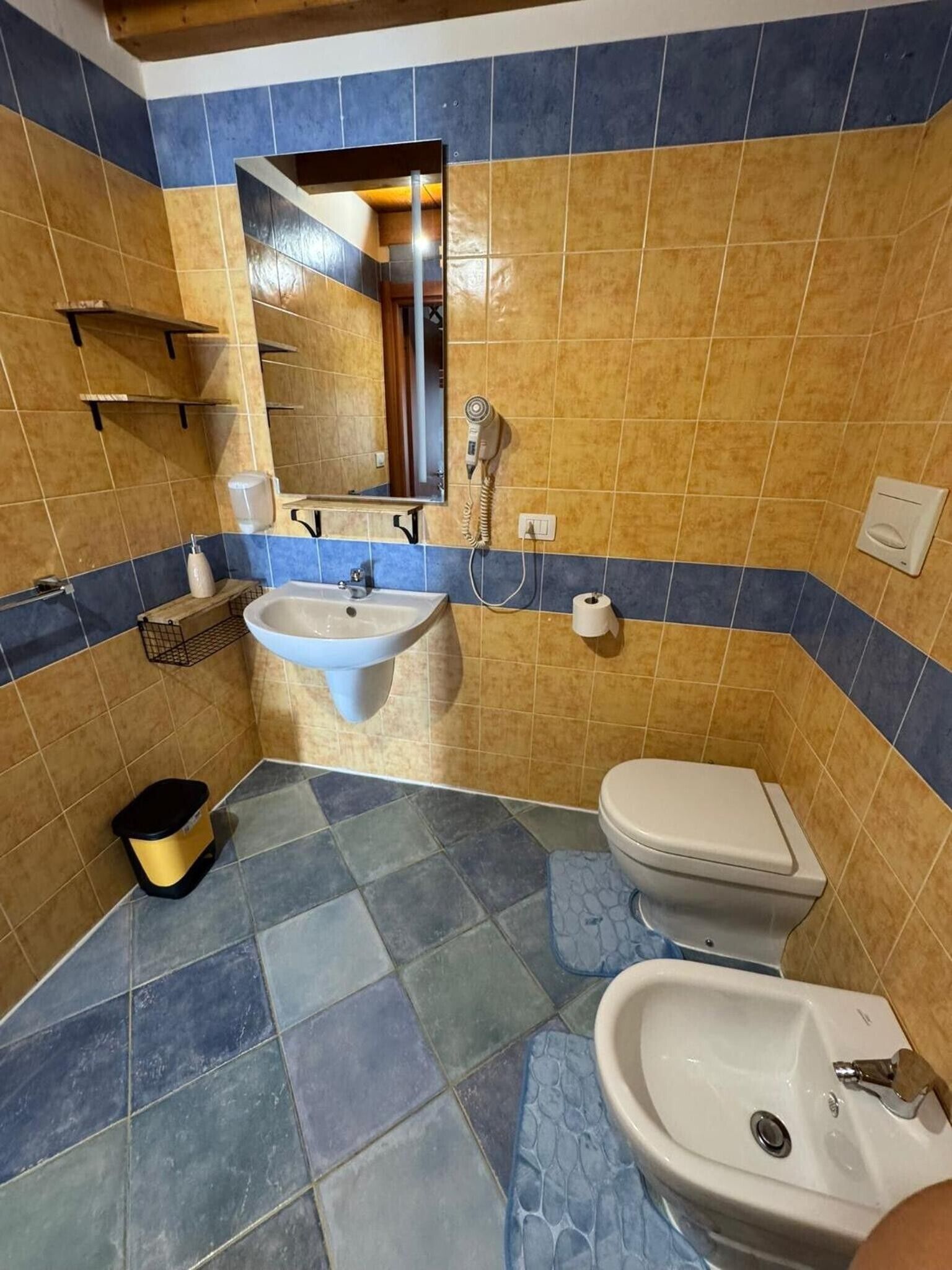 Douche, sèche-cheveux, serviettes fournies