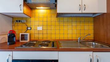 Fridge, oven, stovetop, coffee/tea maker