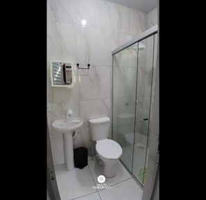 Premium House, Air conditioning | Bathroom | Shower, hair dryer, towels, toilet paper - Casa em Joanes a 80 mts da Praia (Salvaterra)