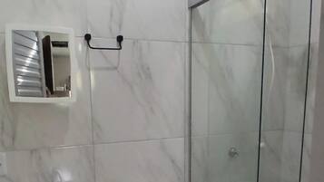 Casa premium, ar-condicionado | Banheiro | Chuveiro, secador de cabelo, toalhas de banho, papel higiênico