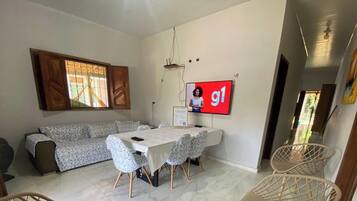 Casa Premium, aria condizionata | Area soggiorno | Smart TV 40 pollici con canali digitali
