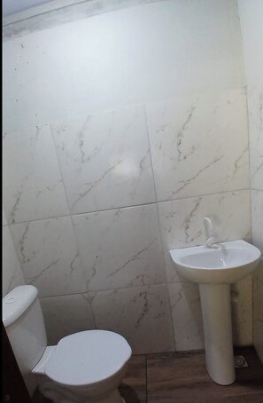 Nhà Premium, máy điều hòa | Phòng tắm | Buồng tắm vòi sen, máy sấy tóc, khăn tắm, giấy vệ sinh 