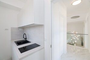 Una cocina moderna con un lavaplatos empotrado, un grifo de acero inoxidable y una encimera elegante.