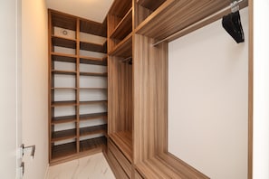 Ein moderner Kleiderschrank mit mehreren Regalen und Ablageflächen.