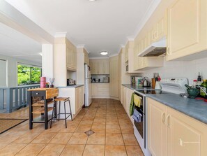 Fridge, microwave, oven, stovetop - Relaxed Beach House Near Broulee Beach (Broulee)