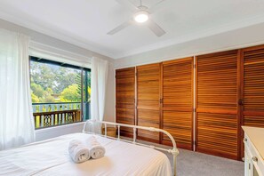 3 bedrooms, desk, free WiFi, bed sheets - Relaxed Beach House Near Broulee Beach (Broulee)
