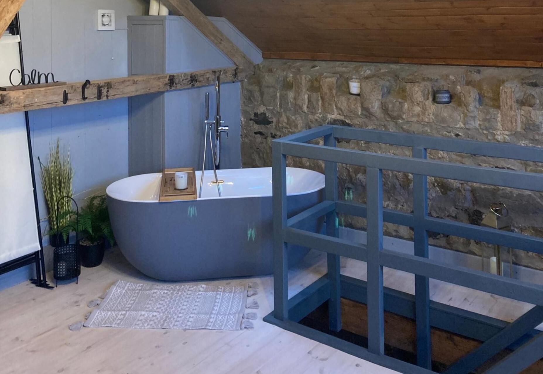 Combined shower/tub, deep soaking tub, hair dryer, towels