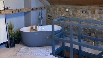 Combined shower/tub, deep soaking tub, hair dryer, towels
