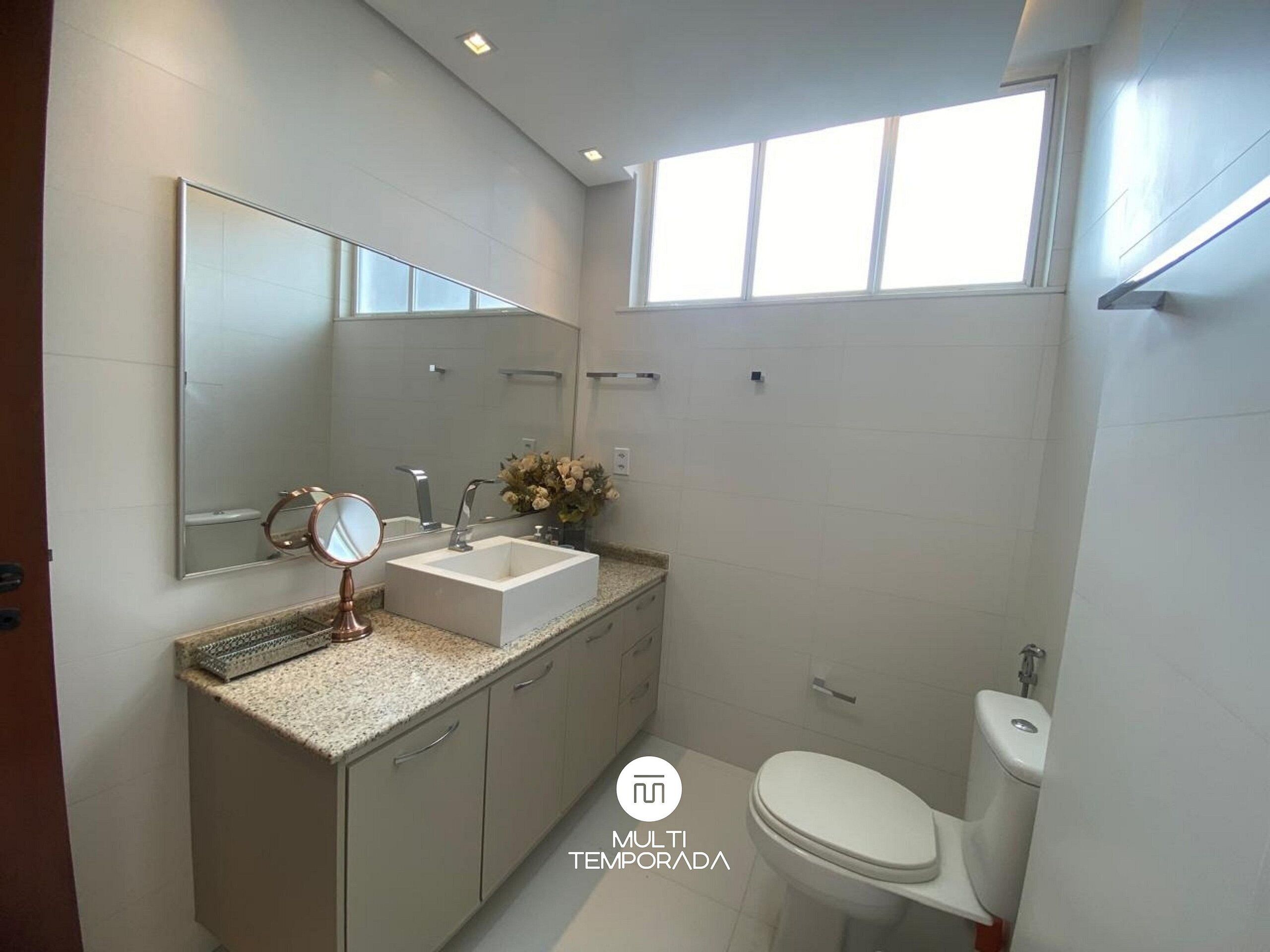 Apartemen | Kamar mandi | Shower, pengering rambut,  dan tisu toilet