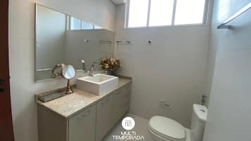 Apartemen | Kamar mandi | Shower, pengering rambut, dan tisu toilet
