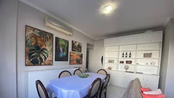 Family Apartment, Air conditioning | Dining room