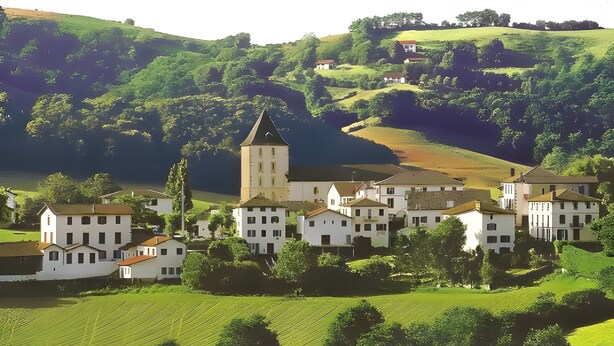 Un village qui se distingue par sa grande église, ses nombreux immeubles d’habitation et la rivière qui le traverse.