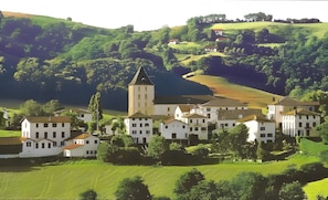 Un village qui se distingue par sa grande église, ses nombreux immeubles d’habitation et la rivière qui le traverse.