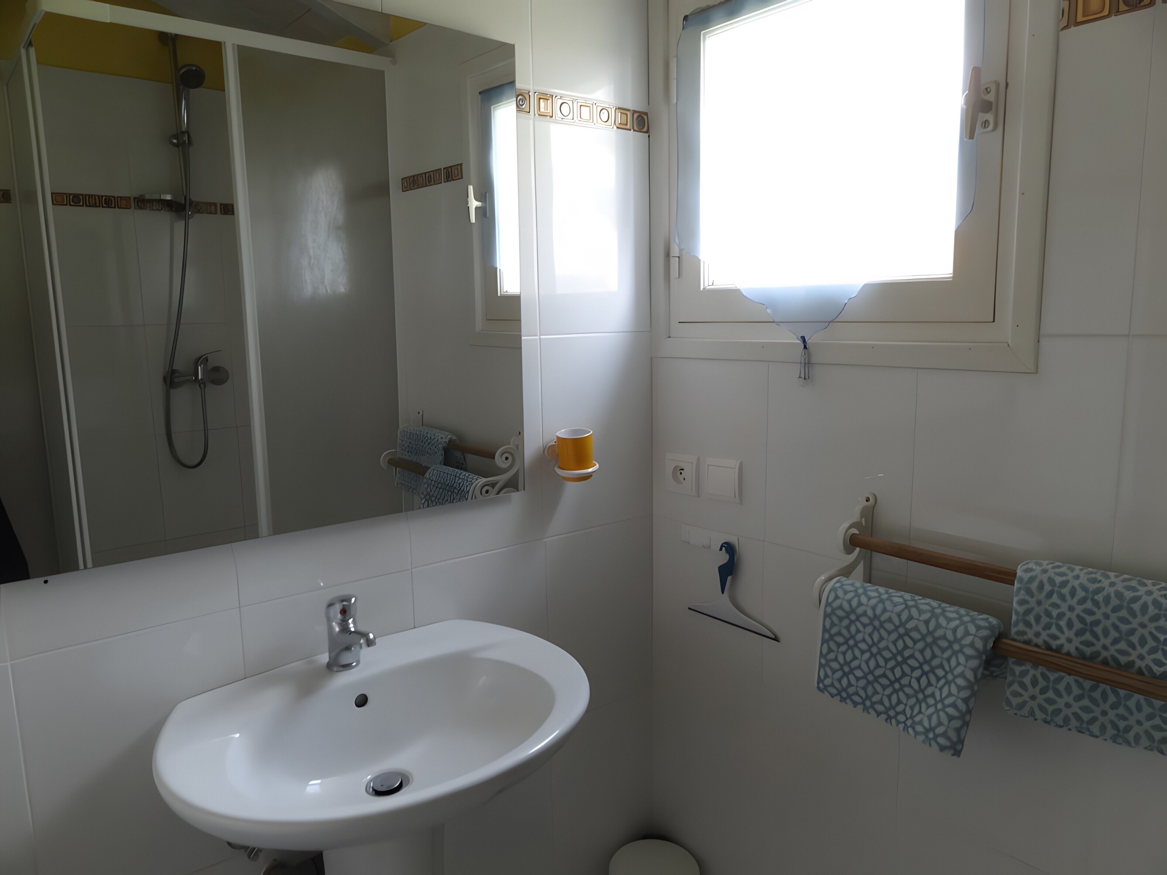 Een douche, handdoeken