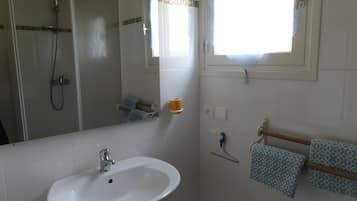 Een douche, handdoeken