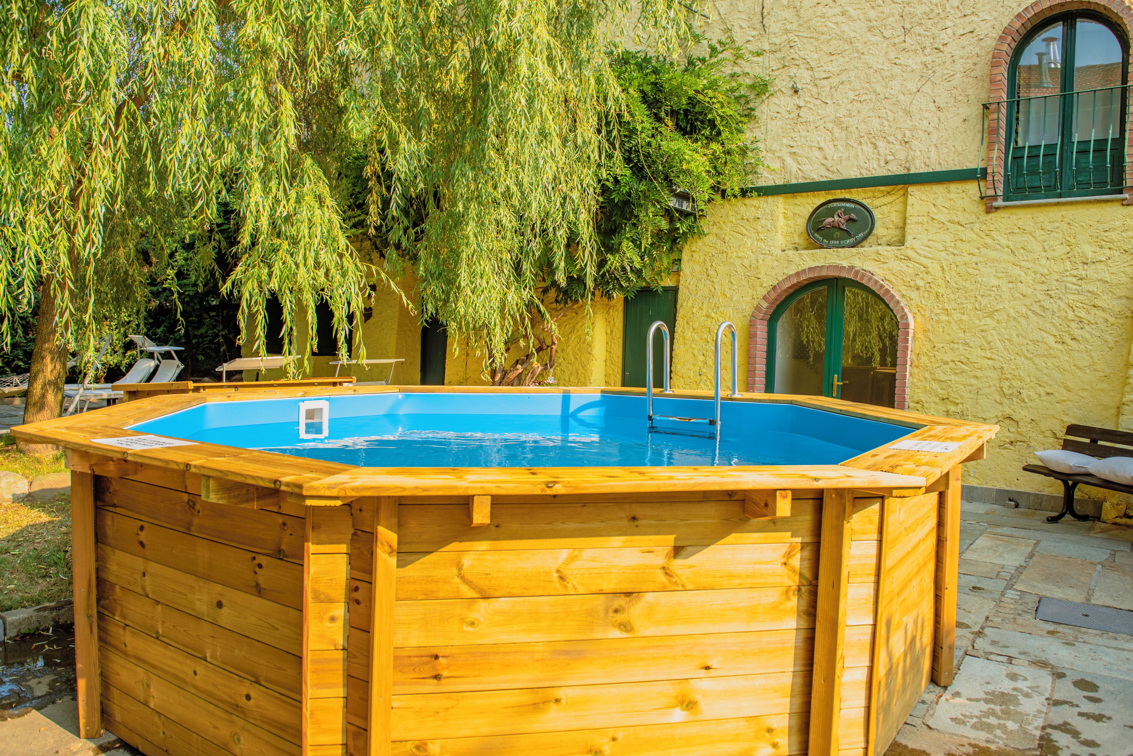 Una piscina al aire libre de temporada