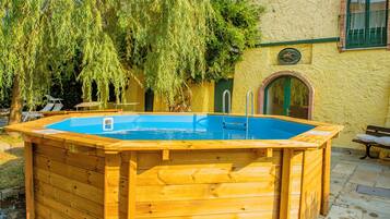 Una piscina al aire libre de temporada