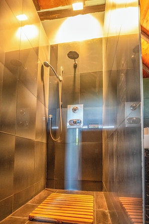 Apartment, 1 Bedroom, Balcony, Garden View | Bathroom