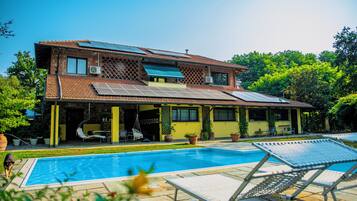 Una piscina al aire libre de temporada