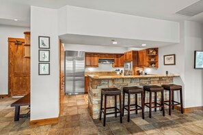 Fridge, microwave, oven, stovetop - Experience the Rocky Mountains of Steamboat from the comfort and convenience of (Steamboat Springs)