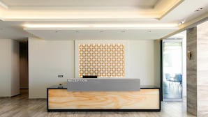 Uma receção com design marmorizado, decoração de parede estampada e um interior moderno.