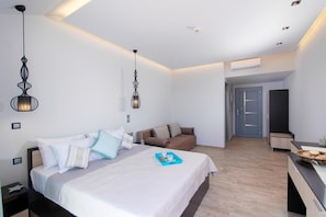 Une chambre à coucher moderne avec un lit, des tables de chevet, un bureau et une chaise.